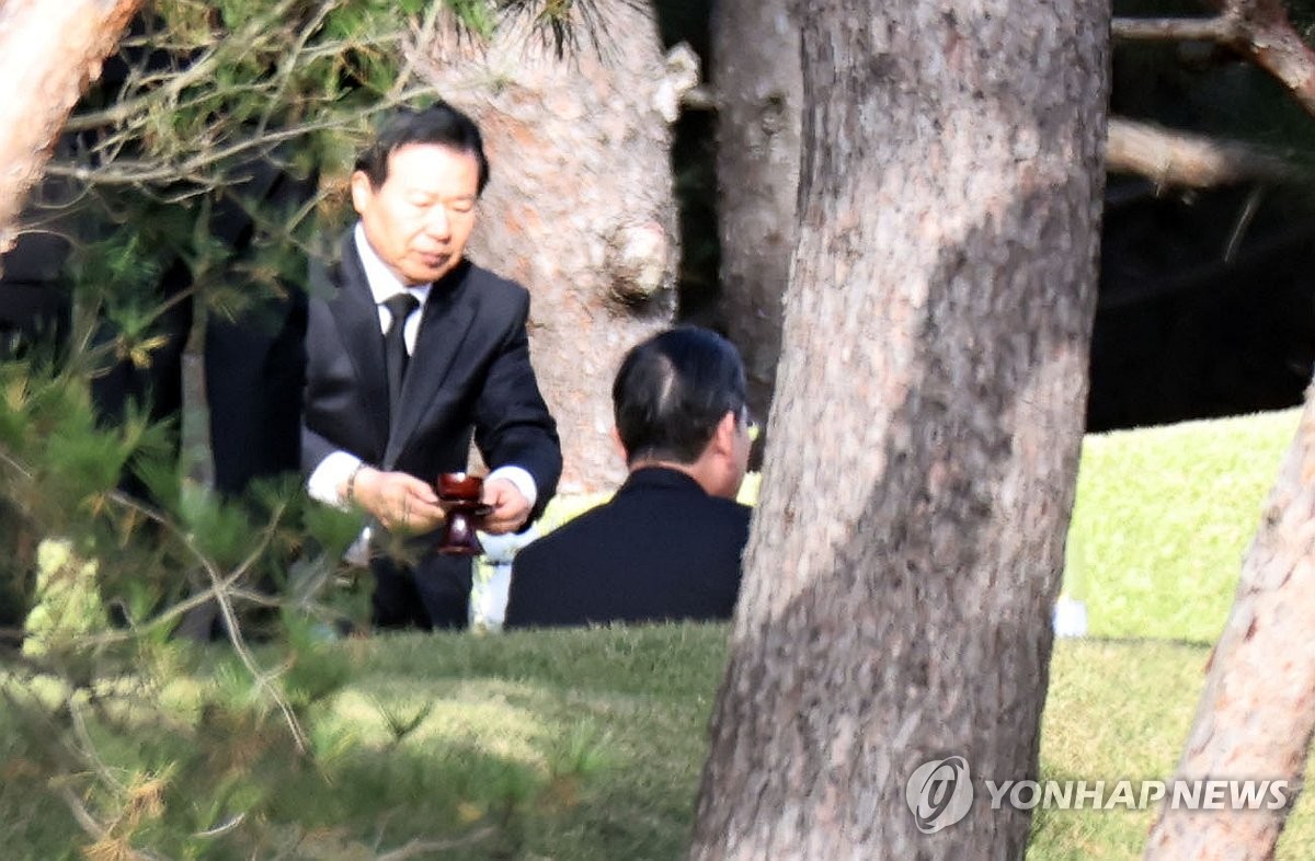 술잔 건네받는 이재용 회장