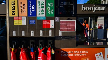Une station service TotalEnergies à Béziers (Hérault), le 27 octobre 2026. (GABRIEL BOUYS / AFP)