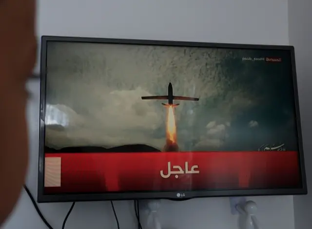 قال المتحدث العسكري باسم جماعة أنصار الله، يحيى سريع، إن الجماعة نفّذت أربع هجمات بالصواريخ والمسيّرات على مواقع سعودية، في إعلان صدر الخميس.