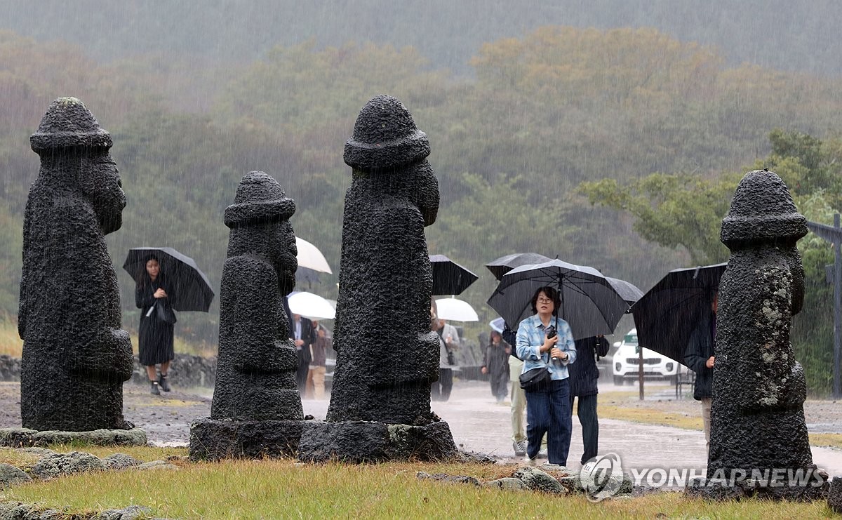 비 내리는 제주돌문화공원 찾은 관광객
