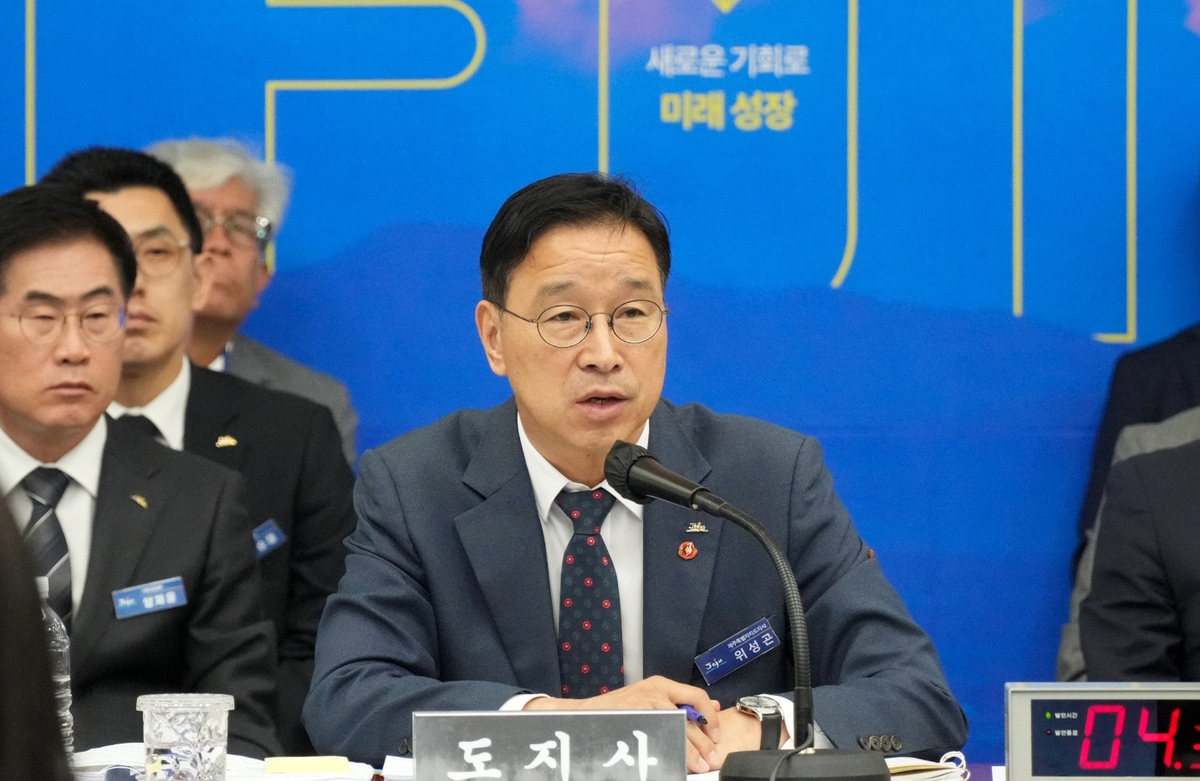 답변하는 위성곤 제주도지사
