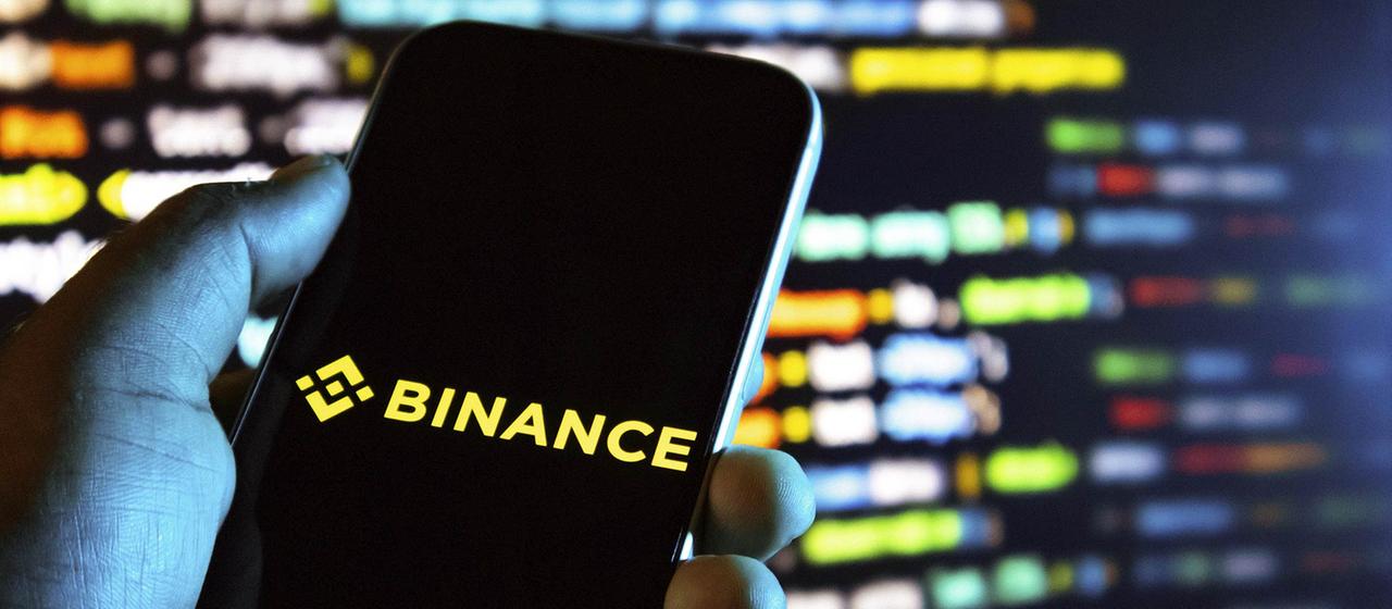 Binance Logo auf einem Smartphone-Bildschirm.