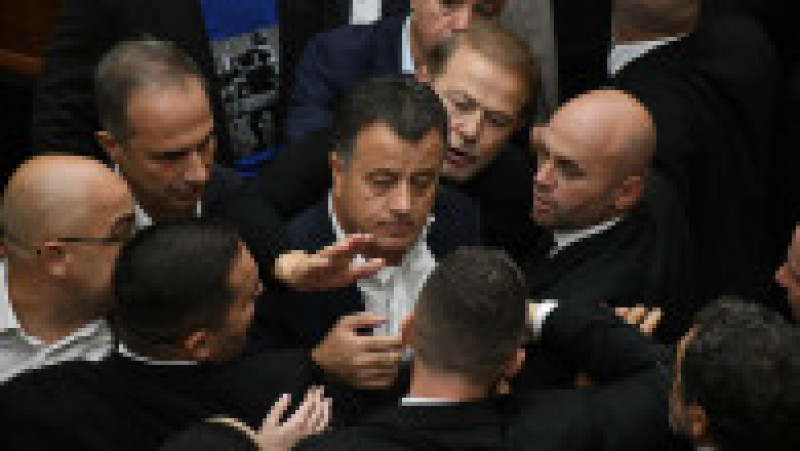 Îmbrânceli în Parlamentul Albaniei, la Tirana, după ce conducerea a respins cererea opoziției de a dezbate protestele studențești, aflate în a zecea zi. Parlamentarii au blocat ședința, punând scaune pe birouri. Foto: Profimedia Images | Po