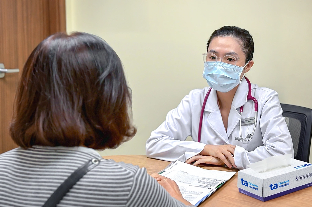 Bà Hương (trái) được bác sĩ tư vấn trong ngày tái khám. Ảnh: Bệnh viện Đa khoa Tâm Anh