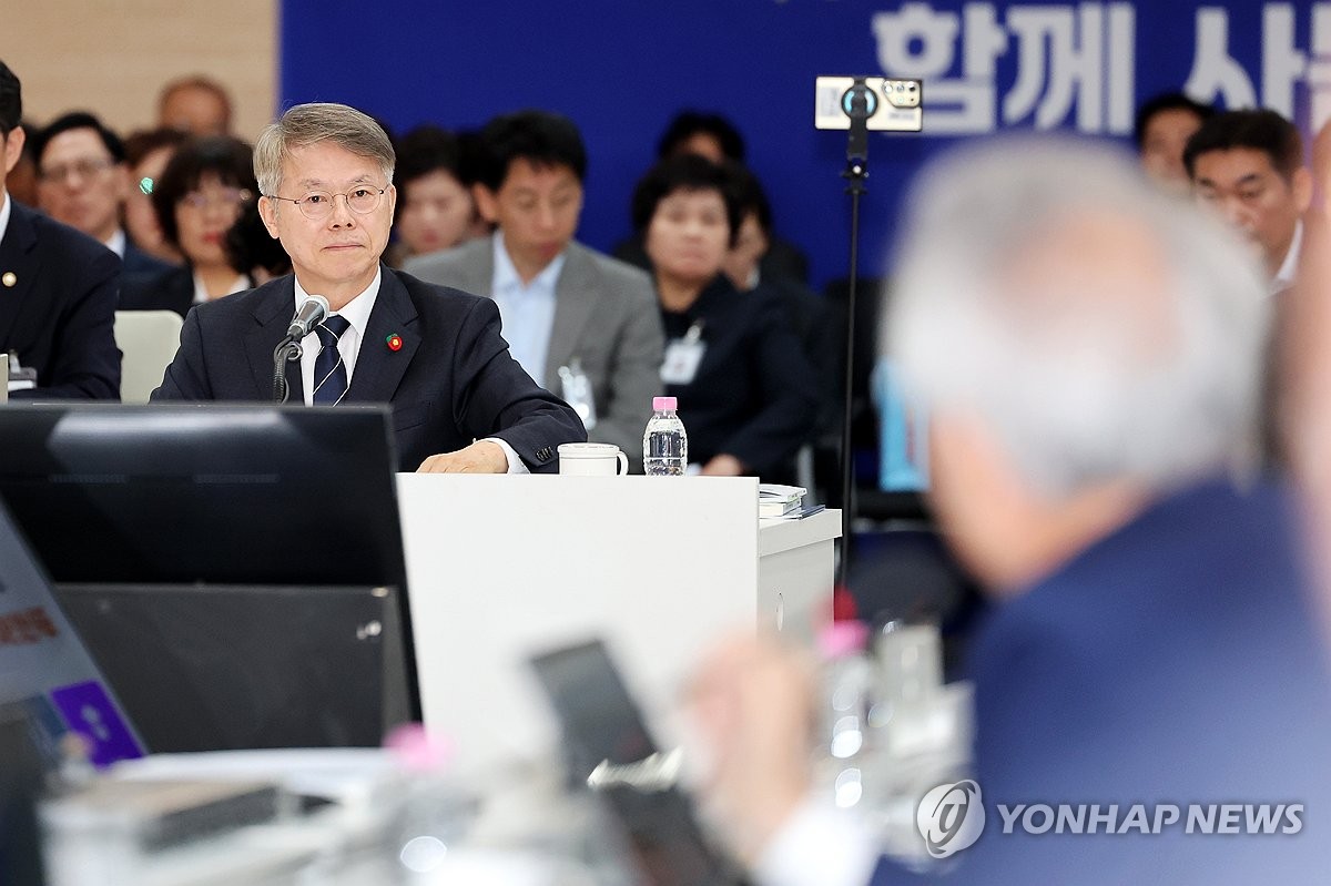 질의 듣는 민형배 전남광주통합특별시장