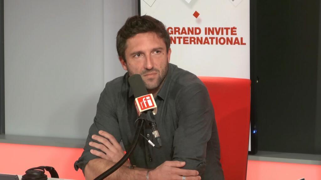 Fabien Touati, journaliste d’investigation, co-auteur du livre «Dans la gueule du loup», dans le studio de RFI le 30 octobre 2026.