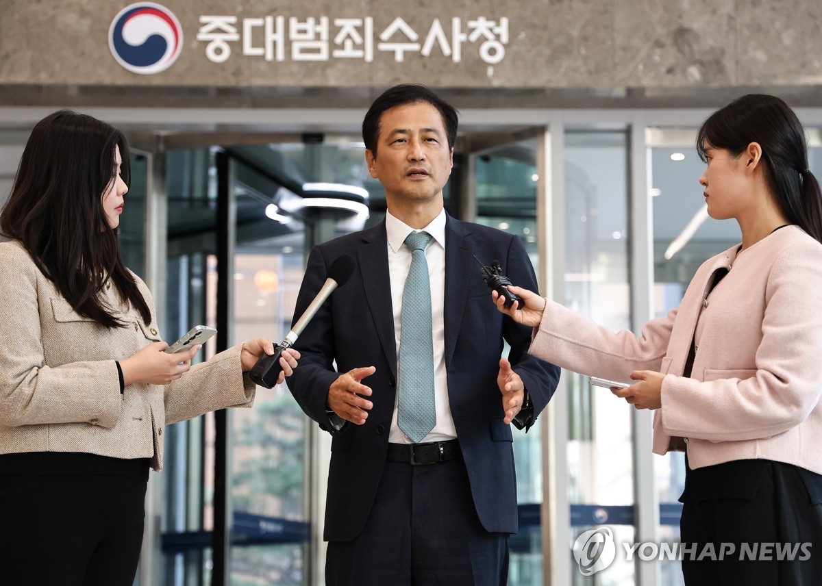 취재진 질의에 답하는 이태한 특검
