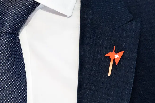 Der SVP-Fraktionspräsident Thomas Aeschi trägt am Revers eine Anstecknadel in Form einer Hellebarde mit Schweizerkreuz: Er gilt derzeit nur als «halber Bundesratskandidat» der SVP.