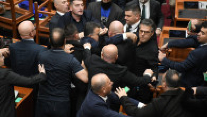 Îmbrânceli în Parlamentul Albaniei, la Tirana, după ce conducerea a respins cererea opoziției de a dezbate protestele studențești, aflate în a zecea zi. Parlamentarii au blocat ședința, punând scaune pe birouri. Foto: Profimedia Images | Po