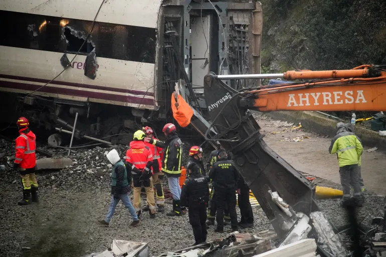 Emergency personnel work at the scene of a deadly derailment of two high-speed trains near Adamuz, in Cordoba, Spain, January 21, 2026. REUTERS/Ana Beltran