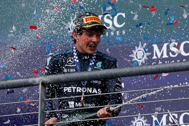 Andrea Kimi Antonelli vom Team Mercedes feiert seinen Sieg beim Grossen Preis der USA in Austin.