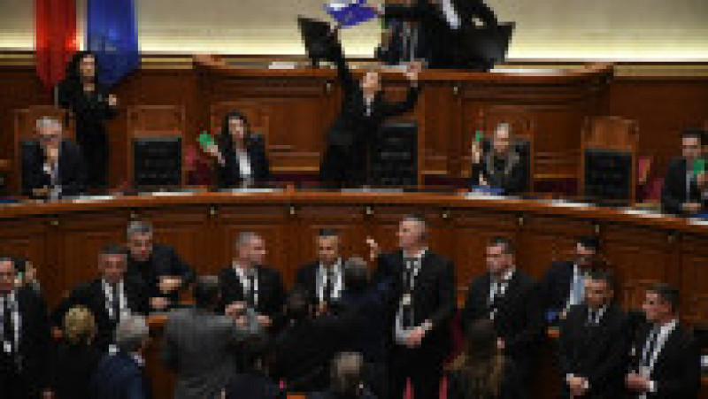Îmbrânceli în Parlamentul Albaniei, la Tirana, după ce conducerea a respins cererea opoziției de a dezbate protestele studențești, aflate în a zecea zi. Parlamentarii au blocat ședința, punând scaune pe birouri. Foto: Profimedia Images | Po