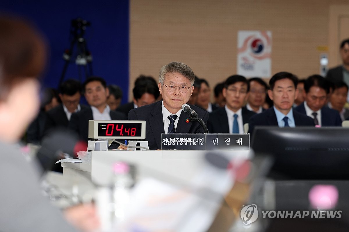 질의 듣는 민형배 전남광주통합특별시장
