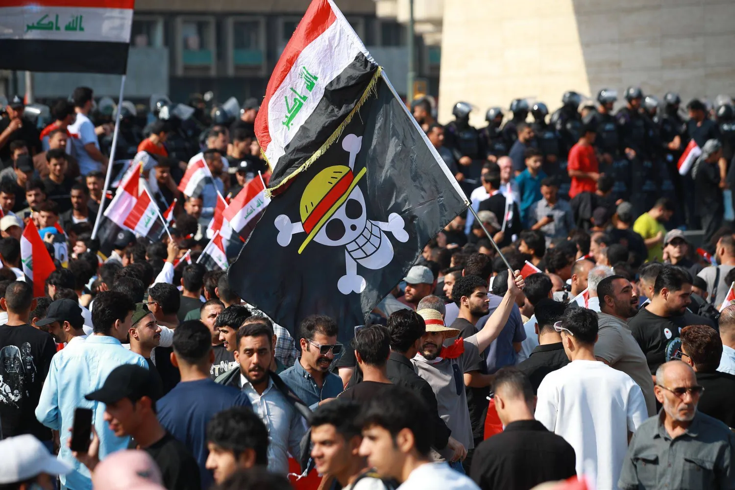 عراقيون تجمعوا في ساحة التحرير لإحياء الذكرى السابعة لحركة احتجاجات أكتوبر 2019 مطالبين بالقضاء على الفساد وحصر السلاح بيد الدولة (د.ب.أ)