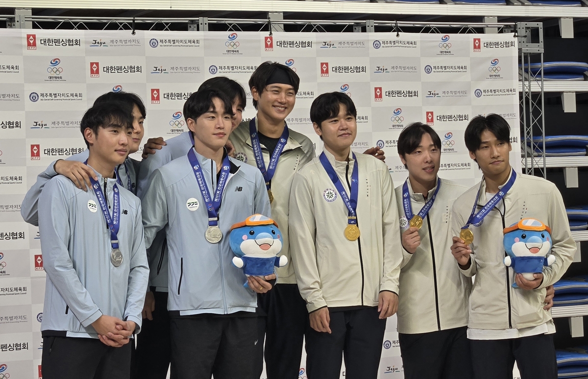 전국체전 단체전 금메달 목에 건 오상욱(가운데)