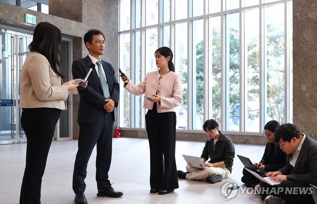 취재진 질문에 답하는 이태한 특별검사