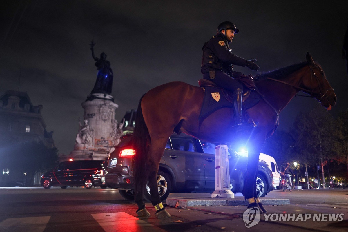 파리 통금 시간 순찰중인 기마 경찰 (2026년 10월 20일)