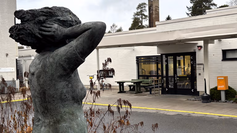 Lapuan sote-keskuksen etuovella on Kari Ovaskan teos nimeltään Tuulessa.