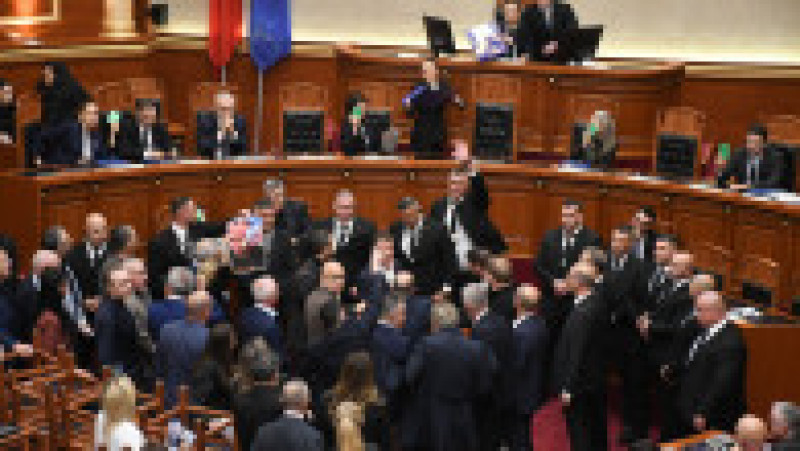 Îmbrânceli în Parlamentul Albaniei, la Tirana, după ce conducerea a respins cererea opoziției de a dezbate protestele studențești, aflate în a zecea zi. Parlamentarii au blocat ședința, punând scaune pe birouri. Foto: Profimedia Images | Po